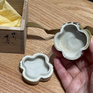 日本绿织布烧异形陶瓷小香盒5cm  原木盒供布 全新