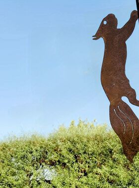 跨境家园庭院铁艺树枝镶嵌装饰金属枝桩的生锈松鼠剪影艺术装饰