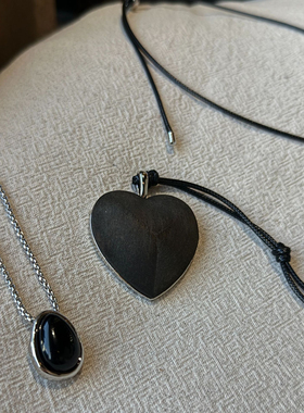 博主同款设计感树脂纹理大爱心项链天然石黑色水滴高级感锁骨链女