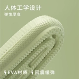 Санли наступил на дерьмо, тапочки, мужчины и женщины в летней мебели дома в помещении