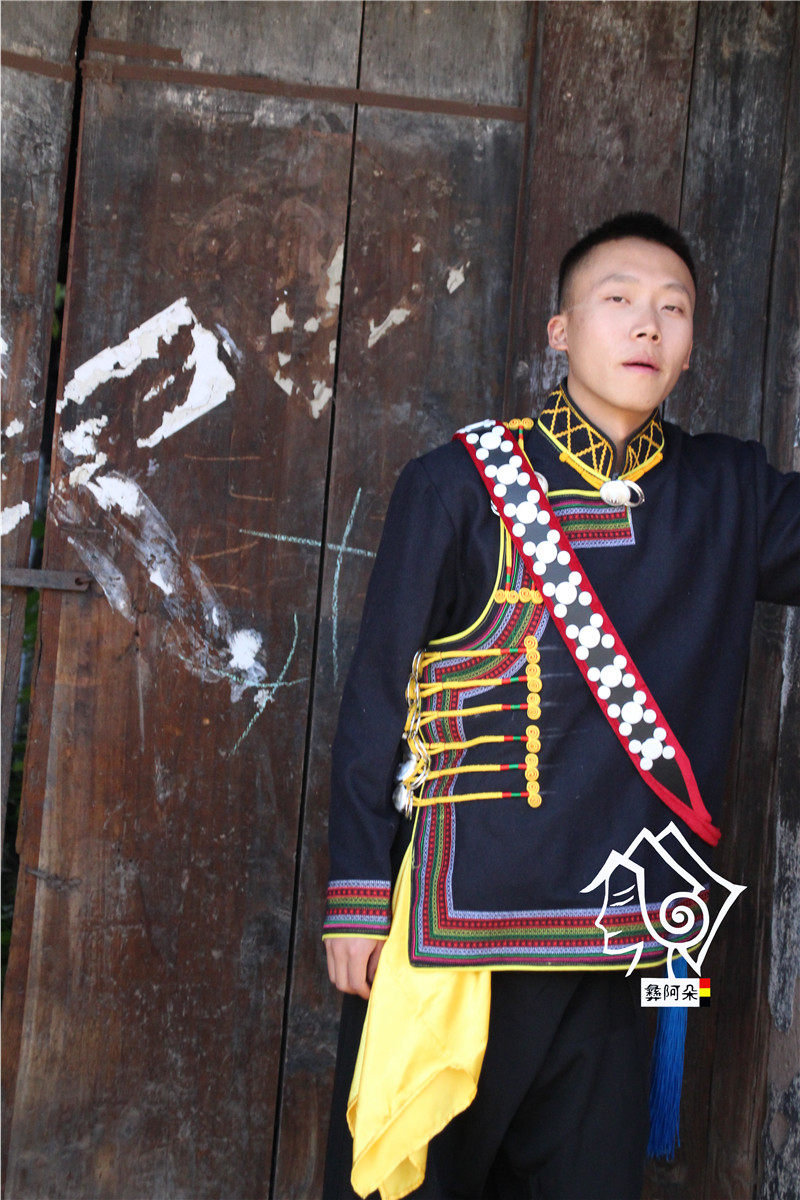 凉山彝族服装男上衣黑色阿都款少数民族传统服装摄影潮春秋新款