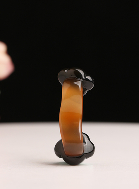 杨记天然玛瑙俏色巧雕吊坠小摆件