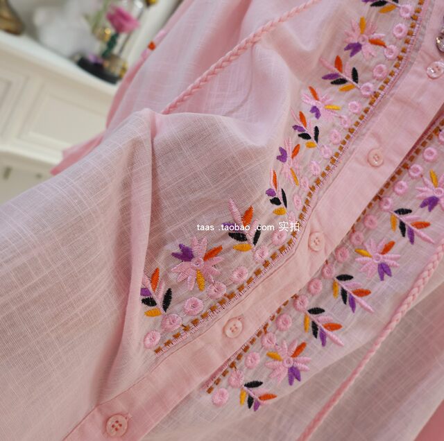 ຄໍ V ສີຂາວ embroidered ຫນ້າທີ່ຫນັກໃນວັນພັກທາງເທິງວ່າງ