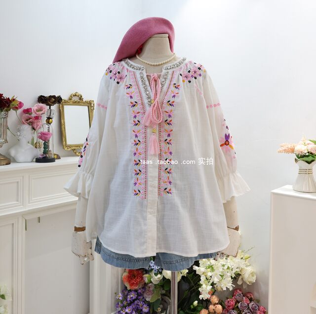ຄໍ V ສີຂາວ embroidered ຫນ້າທີ່ຫນັກໃນວັນພັກທາງເທິງວ່າງ