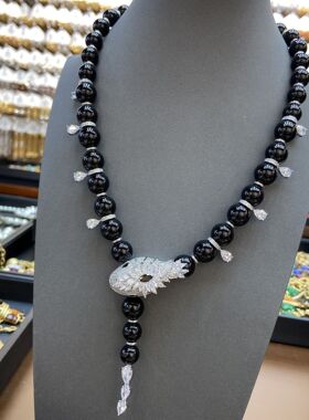 新中式黑琉璃玛瑙蛇形项链女锆石镶嵌轻奢百搭高级蛇咬尾巴毛衣链