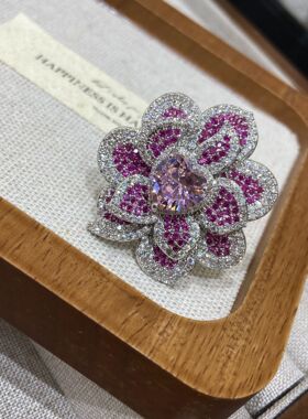 新款时尚轻奢高级感小众设计镶嵌粉色天然石满钻铜镀金层次感戒指