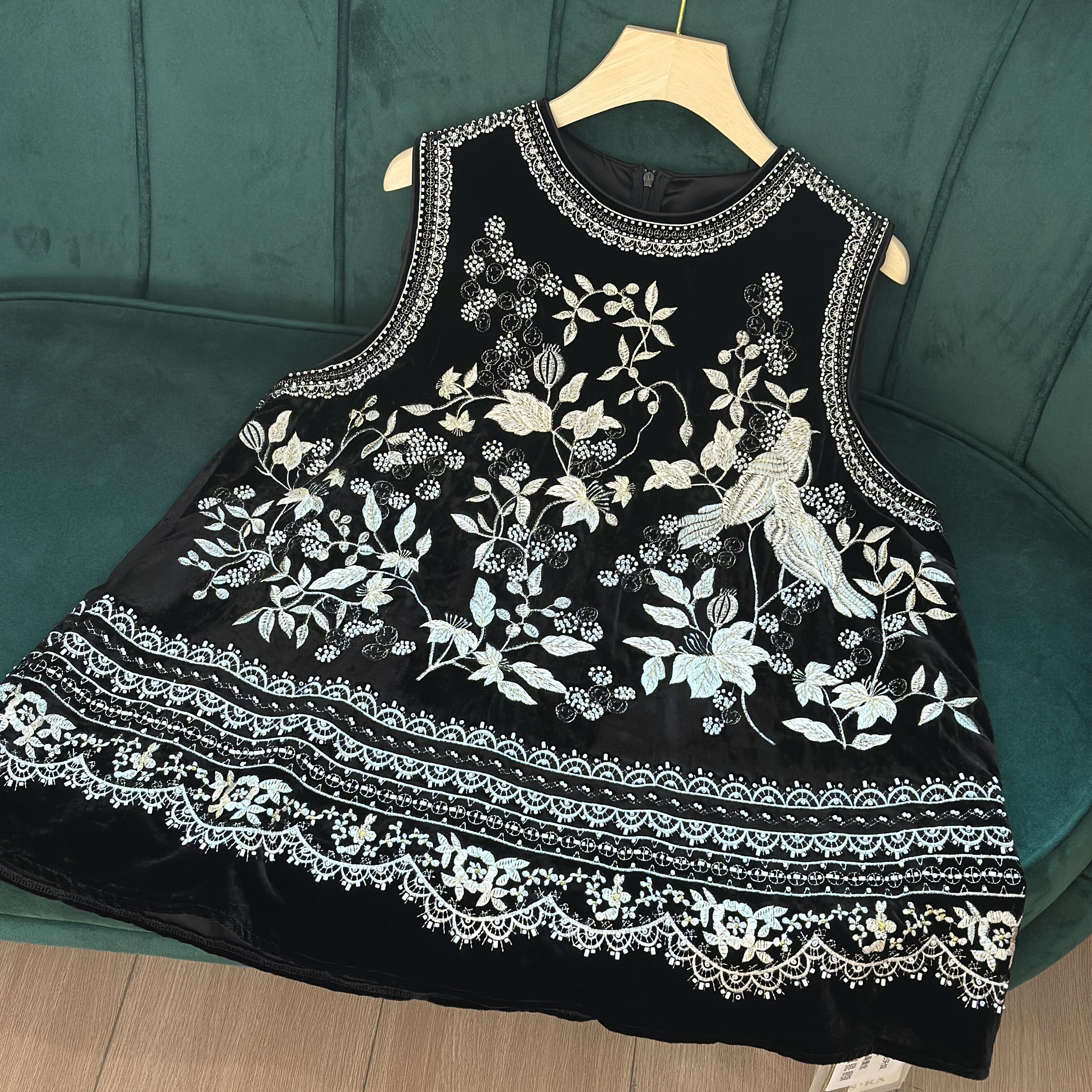 新中式国风早秋新品推荐 圆领后拉链重工刺绣真丝绒背心高品质