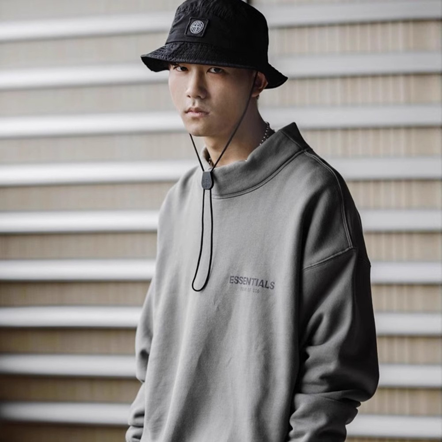 弹跳潮人 Fear Of God Essentials 20款字母小高领加绒套头卫衣潮 - 图1