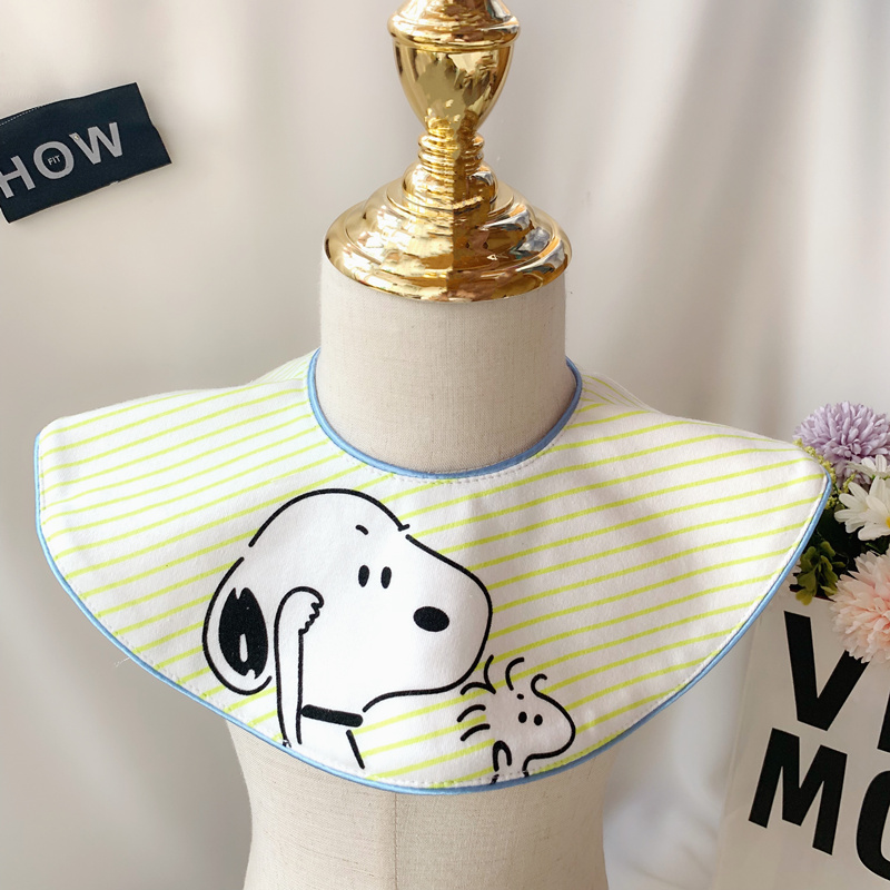 Rotating lace round decorative baby saliva towel