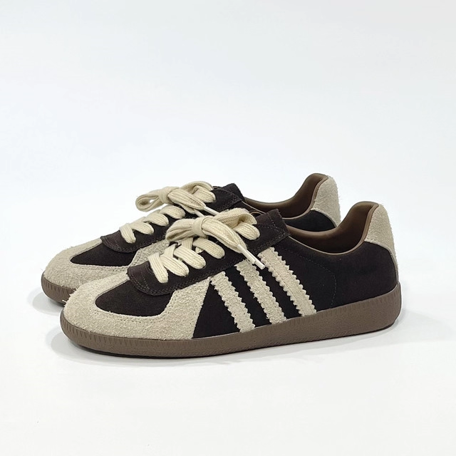 港风复古平底德训鞋女2025爆款反绒皮三条杆板鞋显脚小休闲运动鞋,淘宝优惠券,粉丝福利购,淘宝优惠卷