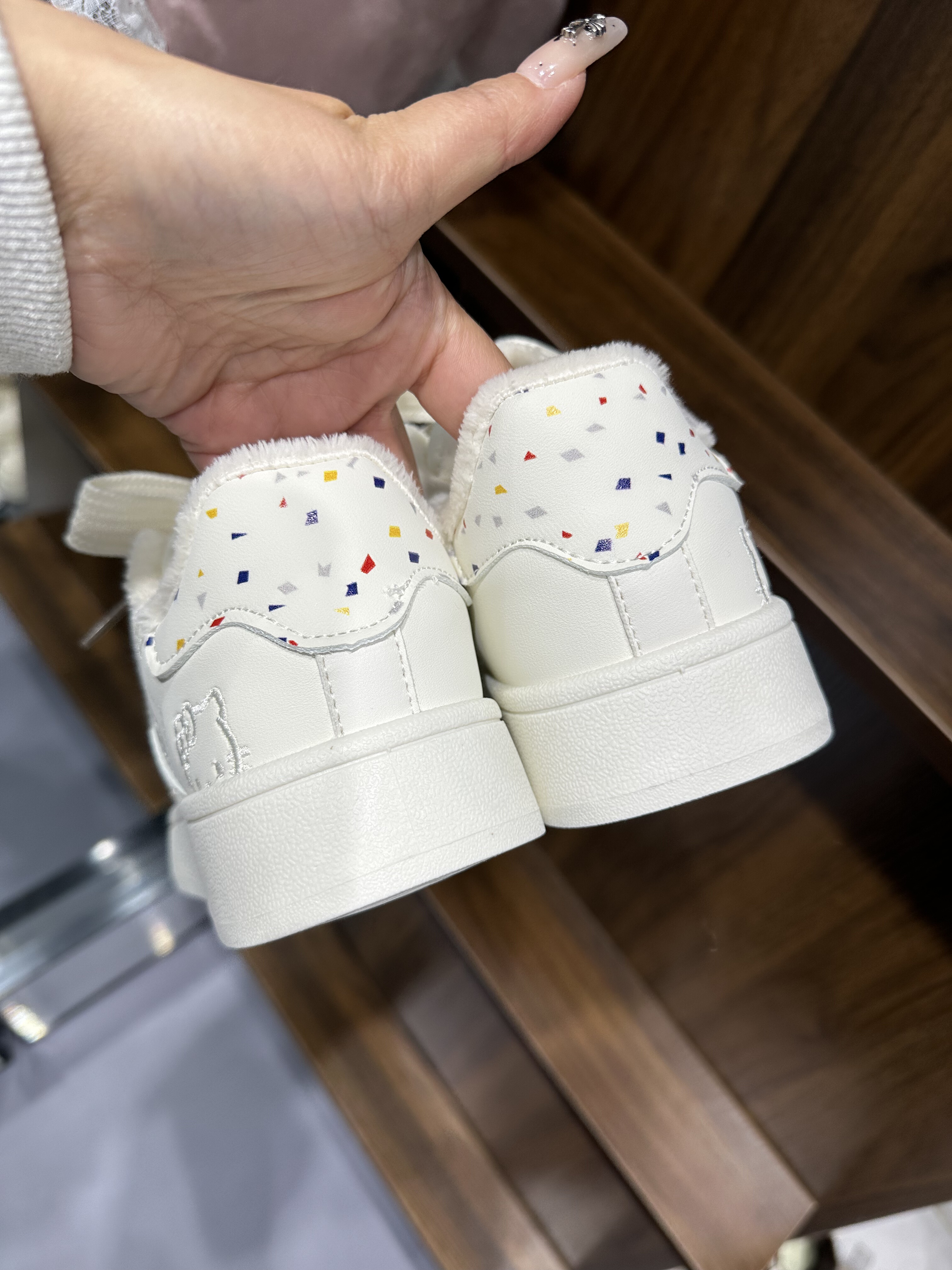 加绒小白鞋港风小众刺绣款面包鞋女ins百搭学生休闲运动板鞋,淘宝优惠券,粉丝福利购,淘宝优惠卷