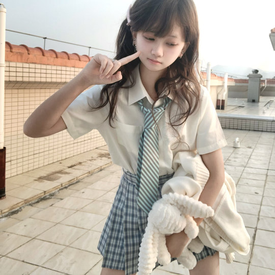 A letter of basic long-sleeved jk shirt with round neck and round placket