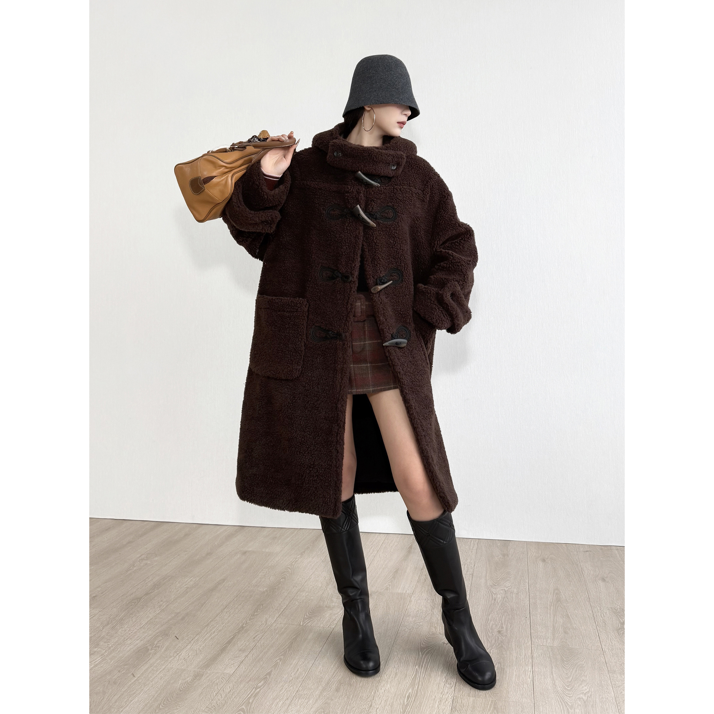 NancyCavally奢级暖冬颗粒肌理羊毛厚绒皮草牛角扣泰迪长款大衣 - 图1