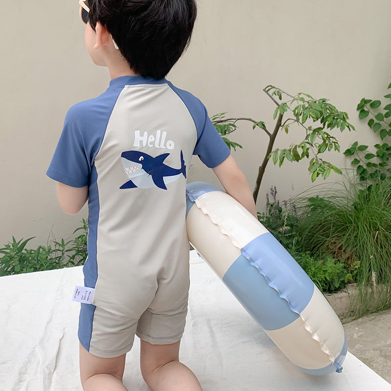 儿童连体短袖泳衣男童夏季可爱鲨鱼防晒速干中小童海边度假套装-图0