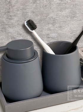 现代简约黑色系样板间卫浴搭配组合套装软装洗手台托盘牙刷杯摆件