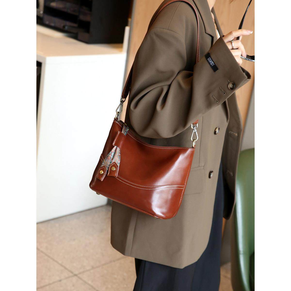 真皮腋下包女2025新款通勤百搭宽带牛皮女包复古单肩斜挎包水桶包,淘宝优惠券,粉丝福利购,淘宝优惠卷