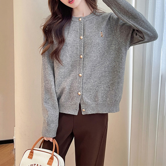 唐狮2025秋冬简约风精致小刺绣圆领开衫女针织外套春秋高级感毛衣