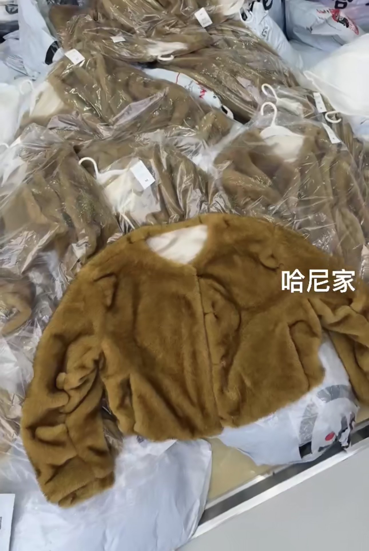 Miss家 2025冬新款高级感圆领仿貂环保短款显瘦保暖宽松毛毛外套,淘宝优惠券,粉丝福利购,淘宝优惠卷