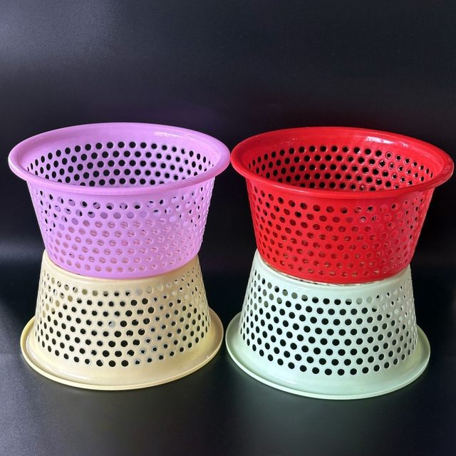 Round plastic hollow rice basket, thickened plastic vegetable washing basket, big-eyed plastic basket, one yuan, two yuan store goods