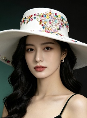 白色宽檐礼帽女珍珠水钻装饰平顶帽时尚遮阳帽秀场模特走秀配饰
