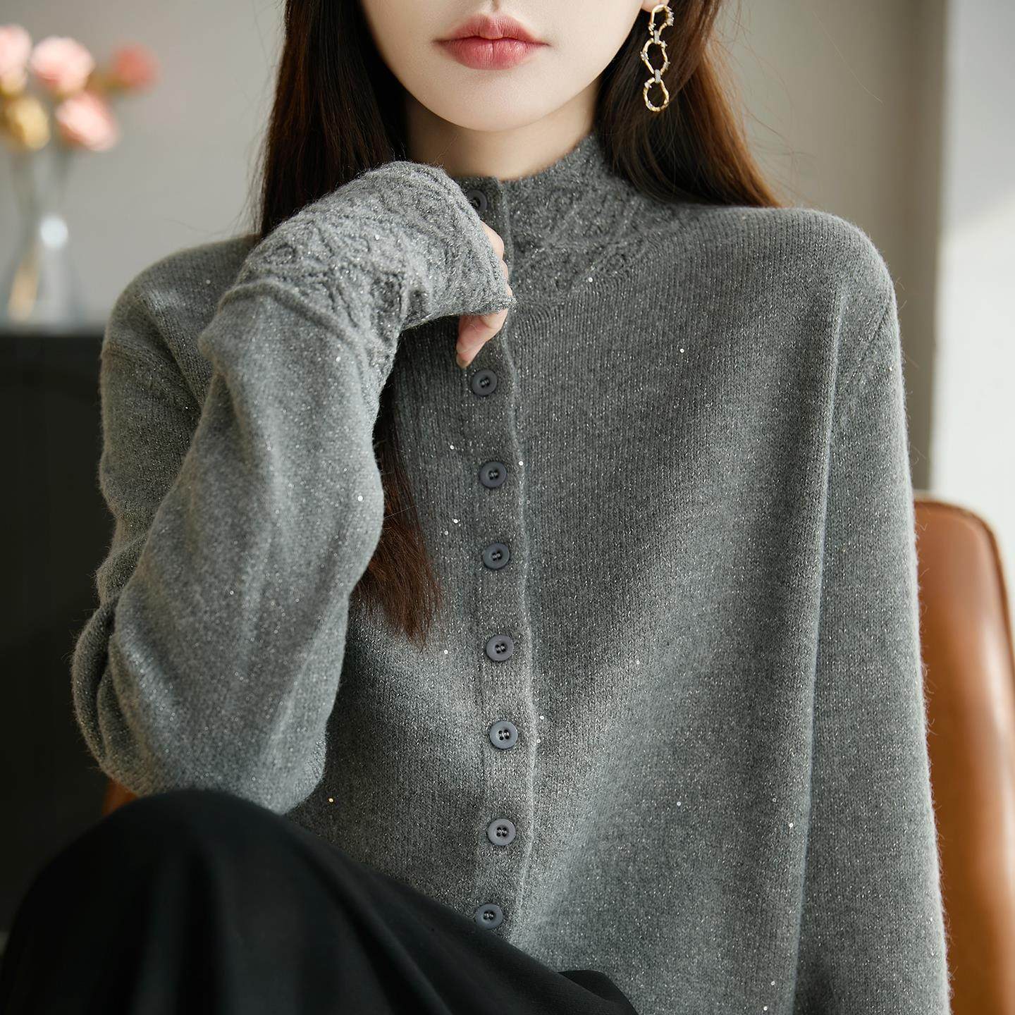 轻奢钩花亮片多纽扣纯色半高领毛衣开衫女高级感显白宽松针织外搭,淘宝优惠券,粉丝福利购,淘宝优惠卷