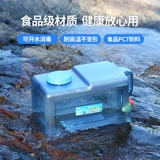 Ведре на открытом воздухе. Домохозяйка для хранения воды с кремом