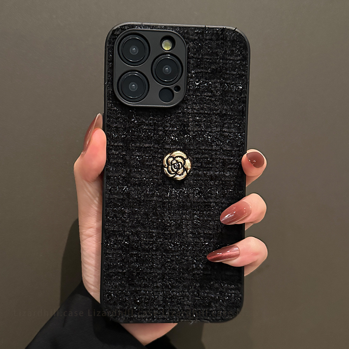 lizardhill 秋冬天黑色山茶花适用苹果17promax手机壳新款16pro男女iphone15斜挎可背带挂绳14pro高档13绒布,淘宝优惠券,粉丝福利购,淘宝优惠卷
