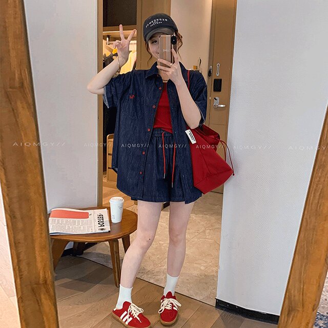 ຊຸດ denim ສີຟ້າເຂັ້ມຂອງແມ່ຍິງ