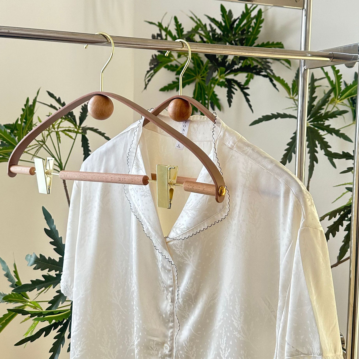 北欧创意实木家用无痕挂衣架服装店买手店女宽肩防滑衣柜皮衣架,淘宝优惠券,粉丝福利购,淘宝优惠卷