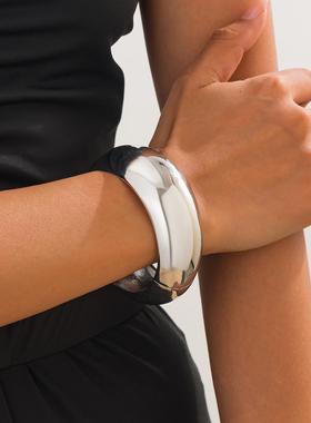 欧美时尚光面抛光弹簧开口手镯