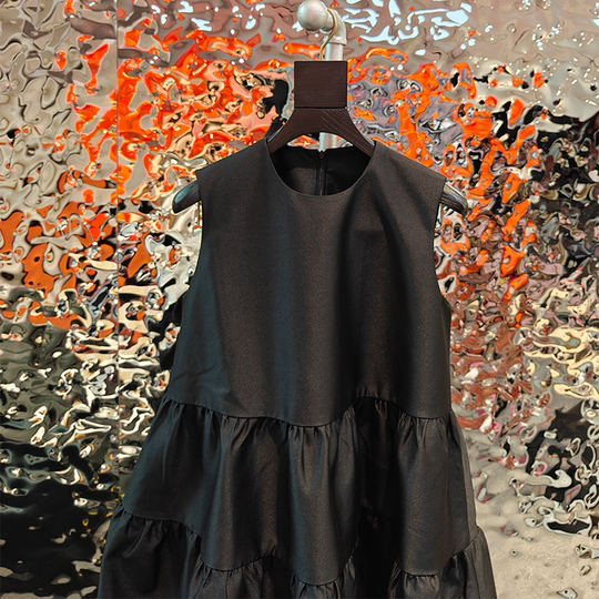 Damenhaftes, einfarbiges, mehrlagiges Retro-Kleid in A-Linie.