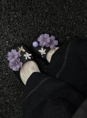 紫色妹妹温柔搭配小技巧！紫山茶温柔又高级洞洞鞋扣2026新款鞋花