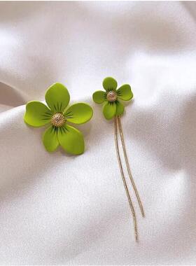 达令 绿色流苏花朵耳环 女士轻奢设计感耳饰 高档不对称气质耳钉