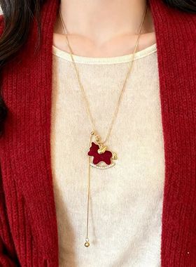 酒红丝绒小马本命年毛衣链