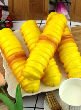 仿真毛毛虫面包模型家居橱柜装饰食物模型摄影幼教玩具回弹道具