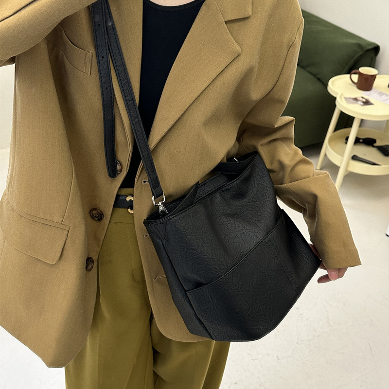 2024小众设计复古油蜡皮手提水桶包女新款高级质感单肩斜挎托特包,淘宝优惠券,粉丝福利购,淘宝优惠卷