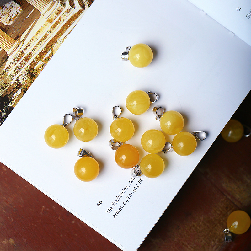 天然俄料蜜蜡圆珠坠子纯银扣头镶嵌吊坠 女款琥珀锁骨挂坠饰品 - 图3