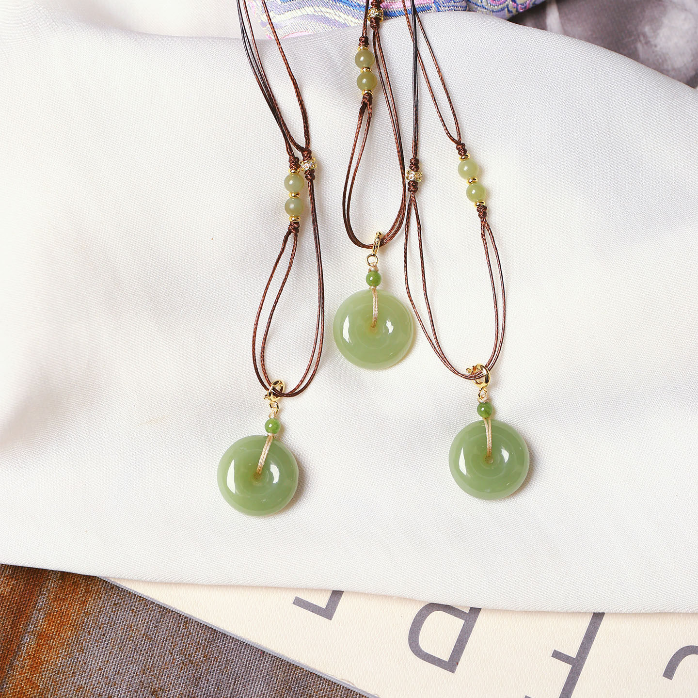 天然和田玉平安扣吊坠搭配皮绳原创款吊坠女款玉石锁骨链挂坠,淘宝优惠券,粉丝福利购,淘宝优惠卷