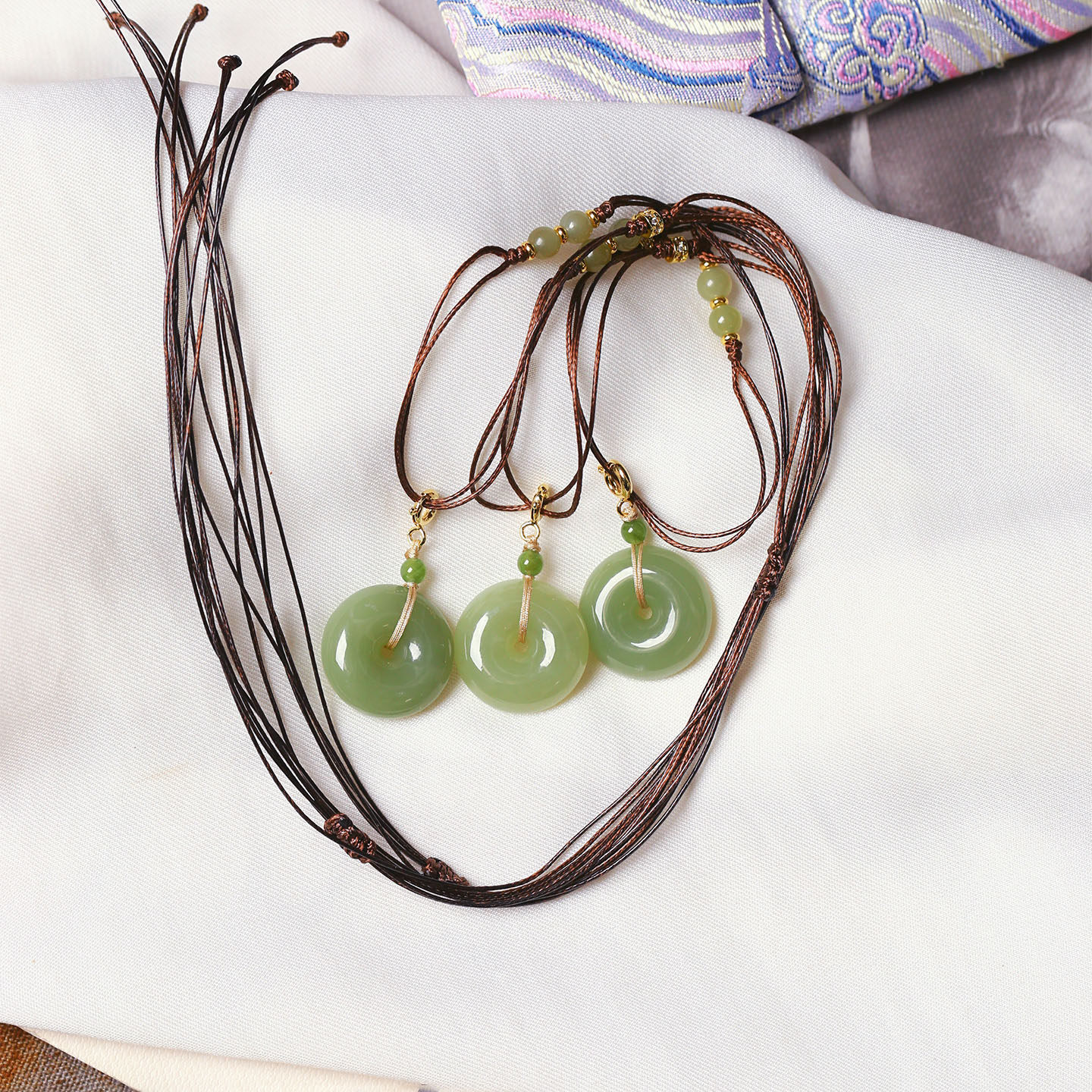 天然和田玉平安扣吊坠搭配皮绳原创款吊坠女款玉石锁骨链挂坠,淘宝优惠券,粉丝福利购,淘宝优惠卷