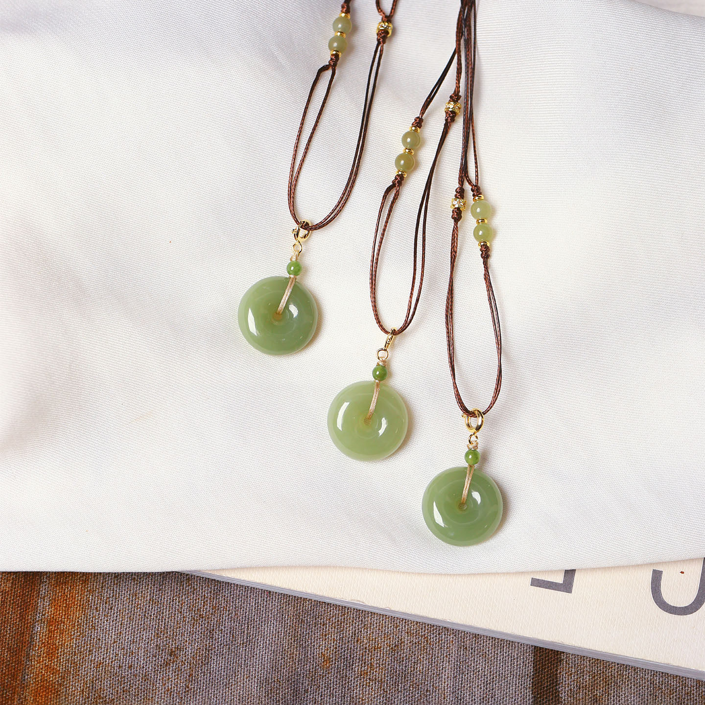 天然和田玉平安扣吊坠搭配皮绳原创款吊坠女款玉石锁骨链挂坠,淘宝优惠券,粉丝福利购,淘宝优惠卷