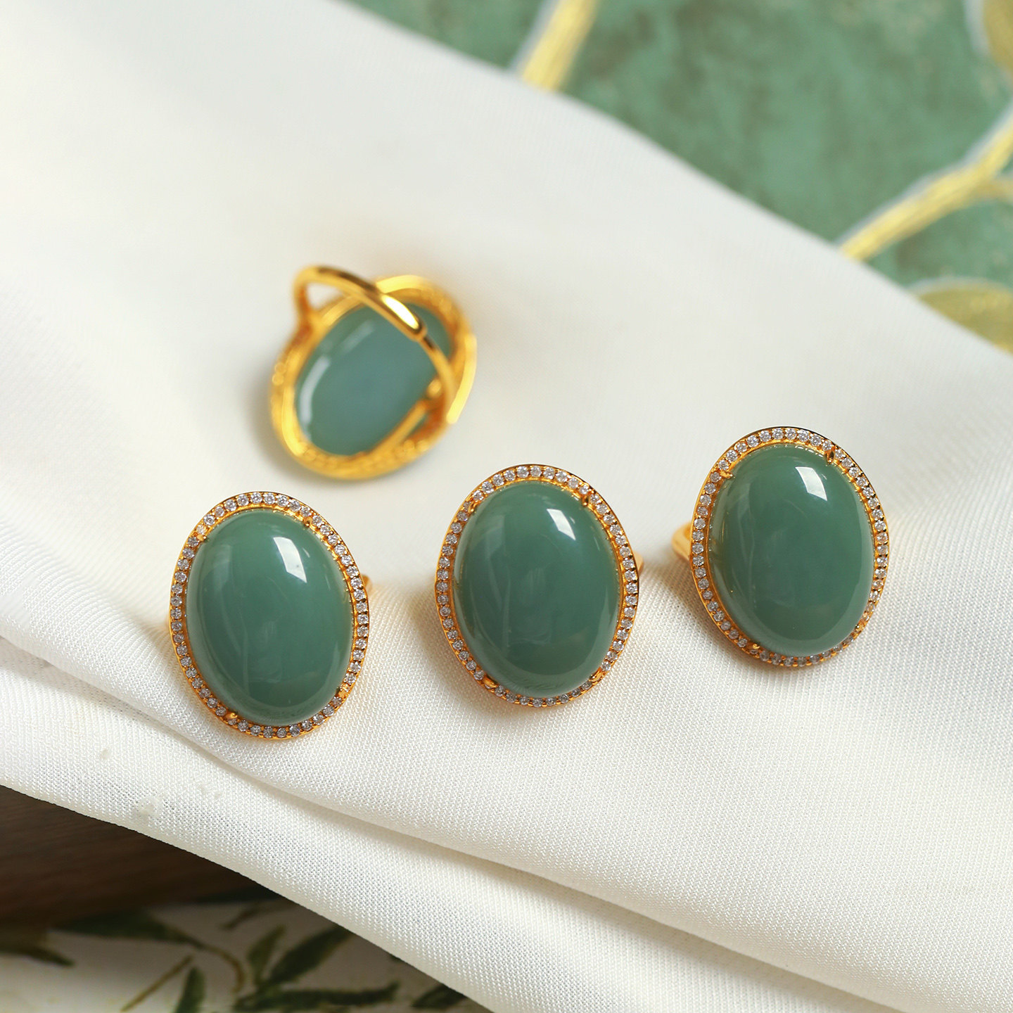 High-quality natural Russian jasper duck egg green ring surface sterling silver inlaid ring ring ring men and women jade ring