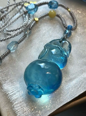 精品天然水晶海蓝宝魔鬼蓝雕刻小葫芦款吊坠 女款水晶锁骨挂坠