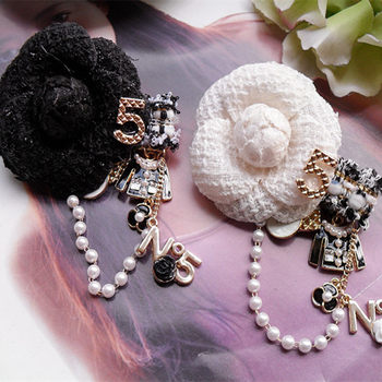 ເກົາຫຼີ retro ຂະຫນາດໃຫຍ່ camellia fabric ດອກ pearl brooch brooch corsage luxurious ແລະບັນຍາກາດ woolen coat accessories