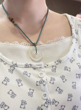 莹白透润，寓意坚韧与安宁