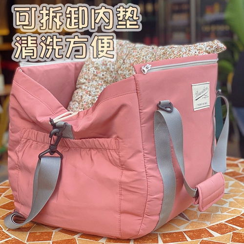 Собаки выходят, чтобы сделать собачье гнездо Шиба Ину Тедди Бомей Маленький собачий путешествие.