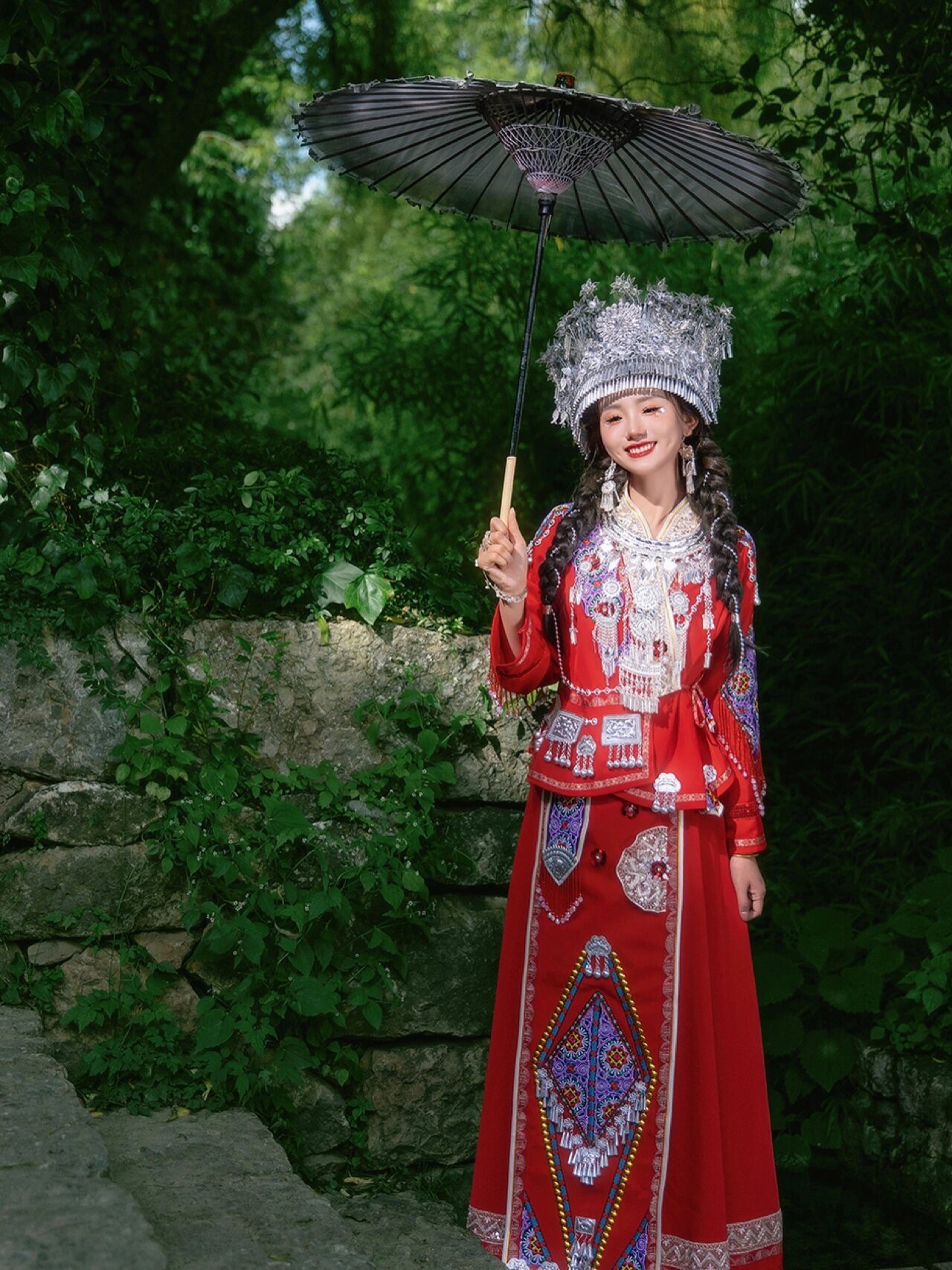 新款红色苗族盛装古典民风刺绣银饰挂坠婚服写真旅拍影楼服饰长裙 - 图0