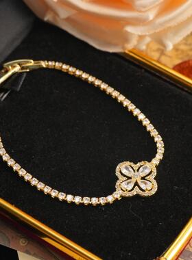 《金蕊四叶》复古风重工金属镶钻四叶草手链女金色闪钻手饰高级感