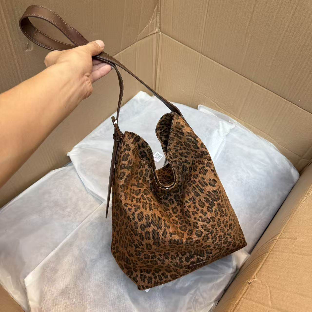 高定版豹纹！！正价500+！国内公司单~复古牛仔布hobo托特水桶包,淘宝优惠券,粉丝福利购,淘宝优惠卷