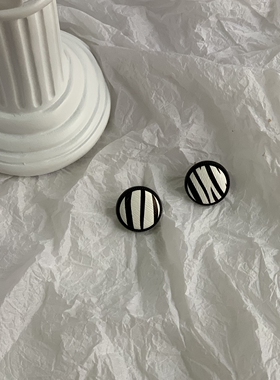 黑白斑马纹撞色复古纽扣耳钉