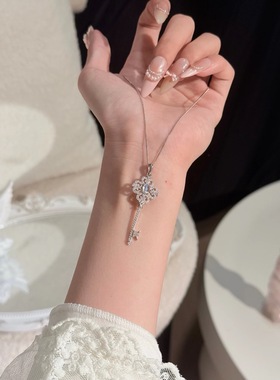 天然月光石爱心吊坠项链s925银女款时尚百搭饰品温柔吊坠希洛